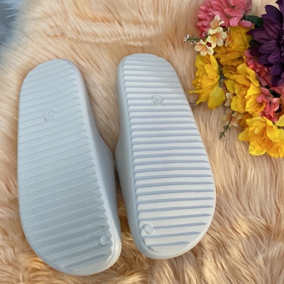 Slide Shoes Sz 9-10 Robbie Women’s Off White In Color Marked Sz 9 NEW! - Picture 4 of 4